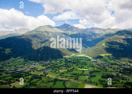 Una vista di una città alpina di Lienz e prati Foto Stock