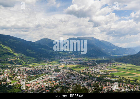 Una vista di una città alpina di Lienz e prati Foto Stock