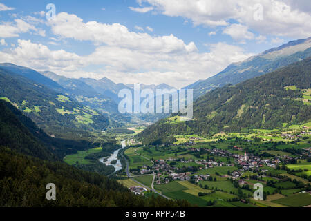 Una vista di una città alpina di Lienz e prati Foto Stock