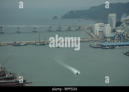 Busan, Corea del Sud - Sep 17, 2016. Vista del porto di Busan da Lotte Department Store. Busan port è il più trafficato della Corea e la 9th-porto più trafficato in wor Foto Stock