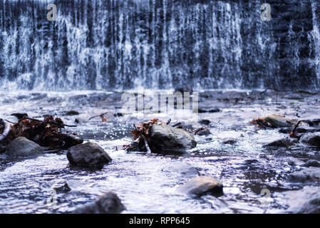 A sfocare lo sfondo della cascata e ruscello che scorre la natura immagine a Burr Pond Torrington, Connecticut. Foto Stock