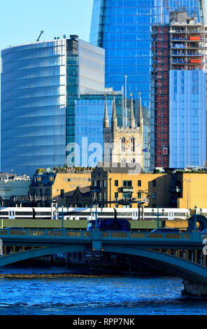 Londra, Inghilterra, Regno Unito. Cattedrale di Southwark contro lo sfondo di molto moderno in vetro e costruzioni in acciaio Foto Stock