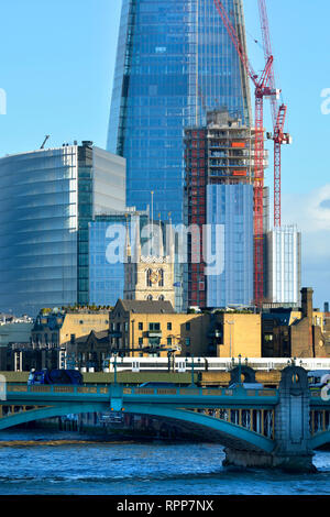 Londra, Inghilterra, Regno Unito. Cattedrale di Southwark contro lo sfondo di molto moderno in vetro e costruzioni in acciaio Foto Stock