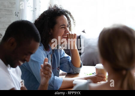 Razza mista ragazza ridere per scherzo, divertirsi con gli amici Foto Stock