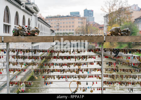Molti amano lucchetti bloccato sul famoso Mesarski la maggior parte (macellerie ponte) a Ljubljana, Slovenia Foto Stock