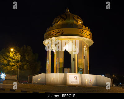 Nizwa, Oman - 1 Novembre 2018: simbolo di Nizwa capitale della cultura islamica nella notte con nessuno Foto Stock