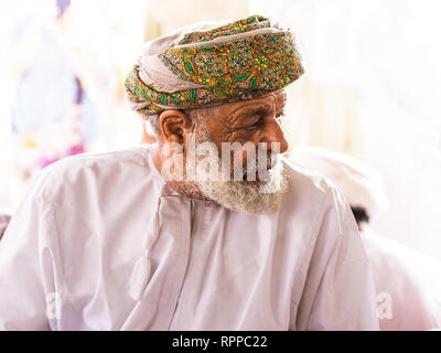 Nizwa, Oman - 2 Novembre 2018: il vecchio uomo in tradizionali Omani vestiti in Nizwa souq venerdì Foto Stock