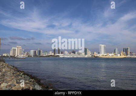 Vista del centro cittadino di San Diego skyline da Coronado Island Foto Stock