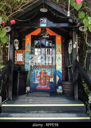 Santa Rosa Beach, Florida, Stati Uniti d'America. Un colorato porta artistica saluta patroni all'ingresso della barra rossa in Grayton Beach. Foto Stock