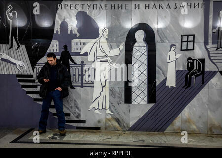 Dostoevskaya stazione della metropolitana con dipinti sulle pareti delle scene dal romanzo di Fëdor Dostoevskij a Mosca, Russia Foto Stock