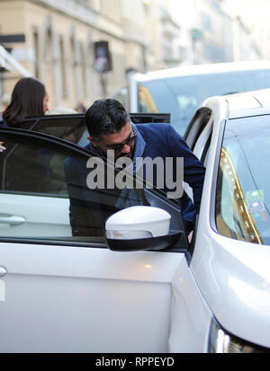 Rino Gattuso fuori con la sua famiglia dopo un pasto al Salumaio di via Montenapoleone a Milano con: Rino Gattuso Dove: Milano, Italia Quando: 22 Gen 2019 Credit: IPA/WENN.com * * disponibile solo per la pubblicazione in UK, USA, Germania, Austria, Svizzera** Foto Stock