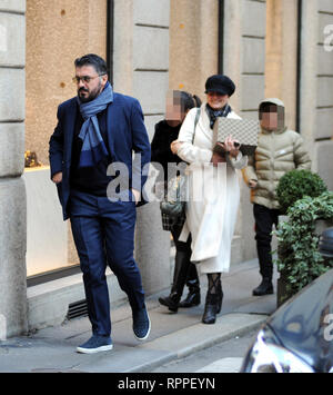 Rino Gattuso fuori con la sua famiglia dopo un pasto al Salumaio di via Montenapoleone a Milano con: Rino Gattuso Dove: Milano, Italia Quando: 22 Gen 2019 Credit: IPA/WENN.com * * disponibile solo per la pubblicazione in UK, USA, Germania, Austria, Svizzera** Foto Stock