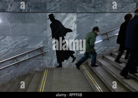 Dostoevskaya stazione della metropolitana con dipinti sulle pareti delle scene dal romanzo di Fëdor Dostoevskij a Mosca, Russia Foto Stock