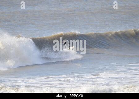 Aberystwyth Wales UK. Venerdì 22 Feb 2019 UK meteo: Surfers godendo incredibilmente caldo sole di febbraio in Aberystwyth sulla costa occidentale del Galles. Il tempo è previsto rimanere bene per i prossimi giorni con la possibilità di registrare le temperature di rottura in alcuni luoghi Photo credit: keith morris/Alamy Live News Foto Stock