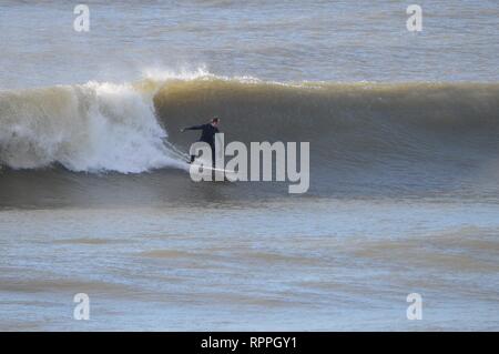 Aberystwyth Wales UK. Venerdì 22 Feb 2019 UK meteo: Surfers godendo incredibilmente caldo sole di febbraio in Aberystwyth sulla costa occidentale del Galles. Il tempo è previsto rimanere bene per i prossimi giorni con la possibilità di registrare le temperature di rottura in alcuni luoghi Photo credit: keith morris/Alamy Live News Foto Stock