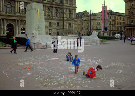 Glasgow, Scotland, Regno Unito 22nd, febbraio 2019 pranzo comunitario per il clima c estinzione della ribellione Climate Group continua la protesta in corso contro il cambiamento climatico che ha visto nelle ultime settimane sciopero della scuola da parte dei bambini nello stesso luogo George Square. L'idea è per le persone di avere il loro pranzo nella piazza di mostrare ogni giorno il supporto per la protesta in corso. I bambini sono stati incoraggiati a Chalk i loro sentimenti per il movimento contro i pianeti intossicazione è il loro futuro. Gerard Ferry/Alamy Live News Foto Stock