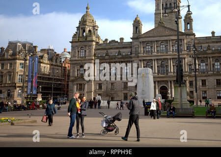 Glasgow, Scotland, Regno Unito 22nd, febbraio 2019 pranzo comunitario per il clima c estinzione della ribellione Climate Group continua la protesta in corso contro il cambiamento climatico che ha visto nelle ultime settimane sciopero della scuola da parte dei bambini nello stesso luogo George Square. L'idea è per le persone di avere il loro pranzo nella piazza di mostrare ogni giorno il supporto per la protesta in corso. I bambini sono stati incoraggiati a Chalk i loro sentimenti per il movimento contro i pianeti intossicazione è il loro futuro. Gerard Ferry/Alamy Live News Foto Stock