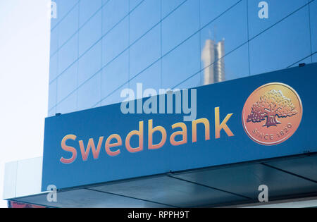 Riga, Lettonia. Il 22 febbraio, 2019. Il logo di Swedbank è visto sul suo ramo lettone edificio in Riga, Lettonia, 22 febbraio, 2019. In precedenza questa settimana, la Swedbank gruppo era stato scosso dal riciclaggio di denaro scandalo in seguito alla relazione dalla televisione svedese (SVT) che le transazioni sospette di almeno 40 miliardi di corone svedesi (4,3 miliardi di dollari) da 50 clienti erano stati effettuati tra Swedbank e Danske Bank nei paesi del Mar Baltico durante il 2007 e 2015. Credito: Edijs Palens/Xinhua/Alamy Live News Foto Stock