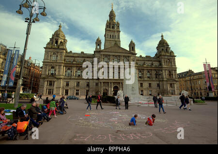 Glasgow, Scotland, Regno Unito 22nd, febbraio 2019 pranzo comunitario per il clima c estinzione della ribellione Climate Group continua la protesta in corso contro il cambiamento climatico che ha visto nelle ultime settimane sciopero della scuola da parte dei bambini nello stesso luogo George Square. L'idea è per le persone di avere il loro pranzo nella piazza di mostrare ogni giorno il supporto per la protesta in corso. I bambini sono stati incoraggiati a Chalk i loro sentimenti per il movimento contro i pianeti intossicazione è il loro futuro. Gerard Ferry/Alamy Live News Foto Stock