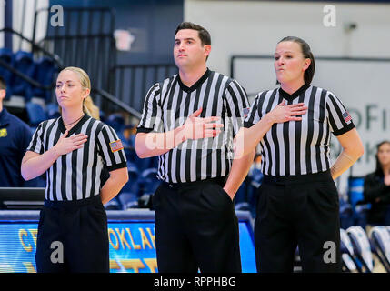 Edmond, OK, Stati Uniti d'America. Il 21 febbraio, 2019. Gli arbitri durante l'inno nazionale prima di una partita di basket tra il Fort Hays membro tigri e il Central Oklahoma Bronchos al campo di Hamilton House di Edmond, OK. Siegel grigio/CSM/Alamy Live News Foto Stock