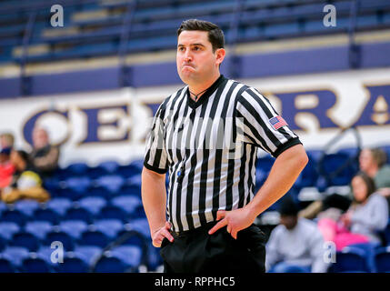 Edmond, OK, Stati Uniti d'America. Il 21 febbraio, 2019. Un arbitro durante una partita di basket tra il Fort Hays membro tigri e il Central Oklahoma Bronchos al campo di Hamilton House di Edmond, OK. Siegel grigio/CSM/Alamy Live News Foto Stock
