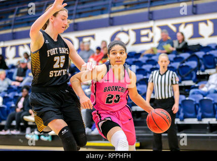 Edmond, OK, Stati Uniti d'America. Il 21 febbraio, 2019. University of Central Oklahoma Guard Micayla Haynes (23) rigidi con la palla durante una partita di basket tra il Fort Hays membro tigri e il Central Oklahoma Bronchos al campo di Hamilton House di Edmond, OK. Siegel grigio/CSM/Alamy Live News Foto Stock