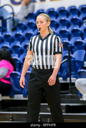 Edmond, OK, Stati Uniti d'America. Il 21 febbraio, 2019. Un arbitro durante una partita di basket tra il Fort Hays membro tigri e il Central Oklahoma Bronchos al campo di Hamilton House di Edmond, OK. Siegel grigio/CSM/Alamy Live News Foto Stock