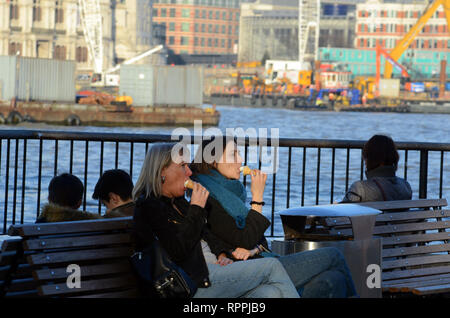 Londra, Regno Unito. Il 22 febbraio, 2019. Godendo di un gelato sulla riva sud del Tamigi sul il giorno più caldo in febbraio. Credito: JOHNNY ARMSTEAD/Alamy Live News Foto Stock