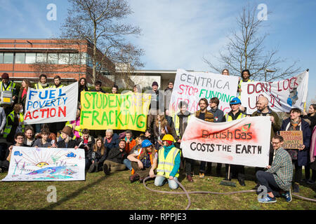 Windsor, Regno Unito. Il 22 febbraio, 2019. Intorno 60 attivisti da recuperare la potenza e la Povertà di combustibile azione impostare un finto fracking sito durante un family-friendly protesta al di fuori della sede di Centrica per invitare il governo britannico energia multinazionali e società di servizi a cessare il suo sostegno per le operazioni di fracking attraverso la sua partnership con shale gas company Cuadrilla risorse. Credito: Mark Kerrison/Alamy Live News Foto Stock