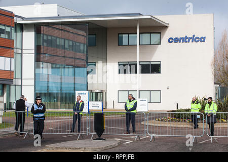 Windsor, Regno Unito. Il 22 febbraio, 2019. Le guardie di sicurezza e circa cinquanta poliziotti sono stati distribuiti al di fuori della sede di Centrica in preparazione per un family-friendly protesta da parte di circa 60 attivisti da recuperare la potenza e la Povertà di combustibile azione per invitare il governo britannico energia multinazionali e società di servizi a cessare il suo sostegno per le operazioni di fracking attraverso la sua partnership con shale gas company Cuadrilla risorse. Credito: Mark Kerrison/Alamy Live News Foto Stock