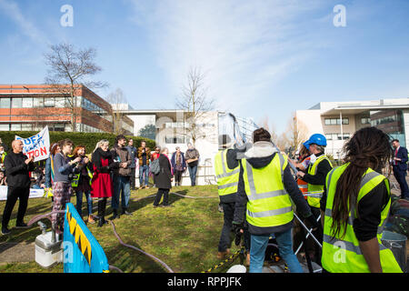 Windsor, Regno Unito. Il 22 febbraio, 2019. Intorno 60 attivisti da recuperare la potenza e la Povertà di combustibile azione smantellare un finto fracking sito durante un family-friendly protesta al di fuori della sede di Centrica per invitare il governo britannico energia multinazionali e società di servizi a cessare il suo sostegno per le operazioni di fracking attraverso la sua partnership con shale gas company Cuadrilla risorse. Credito: Mark Kerrison/Alamy Live News Foto Stock