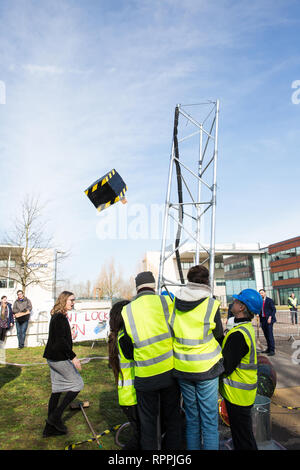 Windsor, Regno Unito. Il 22 febbraio, 2019. Intorno 60 attivisti da recuperare la potenza e la Povertà di combustibile azione smantellare un finto fracking sito durante un family-friendly protesta al di fuori della sede di Centrica per invitare il governo britannico energia multinazionali e società di servizi a cessare il suo sostegno per le operazioni di fracking attraverso la sua partnership con shale gas company Cuadrilla risorse. Credito: Mark Kerrison/Alamy Live News Foto Stock