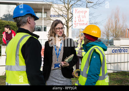 Windsor, Regno Unito. Il 22 febbraio, 2019. Intorno 60 attivisti da recuperare la potenza e la Povertà di combustibile azione impostare un finto fracking sito durante un family-friendly protesta al di fuori della sede di Centrica per invitare il governo britannico energia multinazionali e società di servizi a cessare il suo sostegno per le operazioni di fracking attraverso la sua partnership con shale gas company Cuadrilla risorse. Credito: Mark Kerrison/Alamy Live News Foto Stock