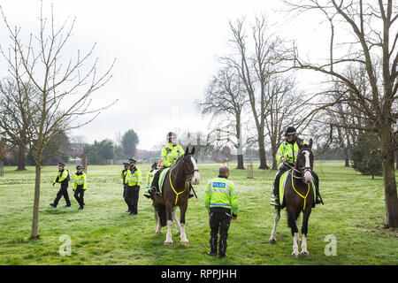 Windsor, Regno Unito. Il 22 febbraio, 2019. La Thames Valley Police distribuito attorno a 50 agenti di polizia, compreso montato gli ufficiali di polizia, in preparazione per una famiglia-amichevole protesta da parte di circa 60 attivisti da recuperare la potenza e la Povertà di combustibile azione al di fuori della sede di Centrica per invitare il governo britannico energia multinazionali e società di servizi a cessare il suo sostegno per le operazioni di fracking attraverso la sua partnership con shale gas company Cuadrilla risorse. Credito: Mark Kerrison/Alamy Live News Foto Stock