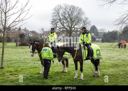 Windsor, Regno Unito. Il 22 febbraio, 2019. La Thames Valley Police distribuito attorno a 50 agenti di polizia, compreso montato gli ufficiali di polizia, in preparazione per una famiglia-amichevole protesta da parte di circa 60 attivisti da recuperare la potenza e la Povertà di combustibile azione al di fuori della sede di Centrica per invitare il governo britannico energia multinazionali e società di servizi a cessare il suo sostegno per le operazioni di fracking attraverso la sua partnership con shale gas company Cuadrilla risorse. Credito: Mark Kerrison/Alamy Live News Foto Stock