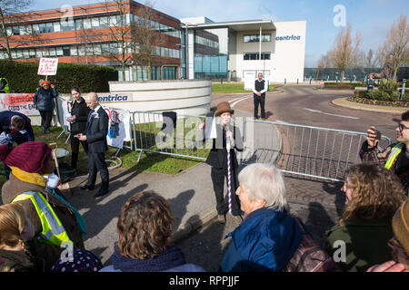 Windsor, Regno Unito. Il 22 febbraio, 2019. Intorno 60 attivisti da recuperare la potenza e la Povertà di combustibile azione impostare un finto fracking sito durante un family-friendly protesta al di fuori della sede di Centrica per invitare il governo britannico energia multinazionali e società di servizi a cessare il suo sostegno per le operazioni di fracking attraverso la sua partnership con shale gas company Cuadrilla risorse. Credito: Mark Kerrison/Alamy Live News Foto Stock