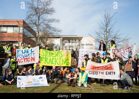 Windsor, Regno Unito. Il 22 febbraio, 2019. Intorno 60 attivisti da recuperare la potenza e la Povertà di combustibile azione impostare un finto fracking sito durante un family-friendly protesta al di fuori della sede di Centrica per invitare il governo britannico energia multinazionali e società di servizi a cessare il suo sostegno per le operazioni di fracking attraverso la sua partnership con shale gas company Cuadrilla risorse. Credito: Mark Kerrison/Alamy Live News Foto Stock