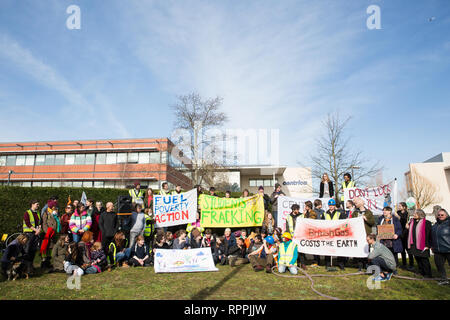 Windsor, Regno Unito. Il 22 febbraio, 2019. Intorno 60 attivisti da recuperare la potenza e la Povertà di combustibile azione impostare un finto fracking sito durante un family-friendly protesta al di fuori della sede di Centrica per invitare il governo britannico energia multinazionali e società di servizi a cessare il suo sostegno per le operazioni di fracking attraverso la sua partnership con shale gas company Cuadrilla risorse. Credito: Mark Kerrison/Alamy Live News Foto Stock