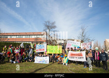 Windsor, Regno Unito. Il 22 febbraio, 2019. Intorno 60 attivisti da recuperare la potenza e la Povertà di combustibile azione impostare un finto fracking sito durante un family-friendly protesta al di fuori della sede di Centrica per invitare il governo britannico energia multinazionali e società di servizi a cessare il suo sostegno per le operazioni di fracking attraverso la sua partnership con shale gas company Cuadrilla risorse. Credito: Mark Kerrison/Alamy Live News Foto Stock