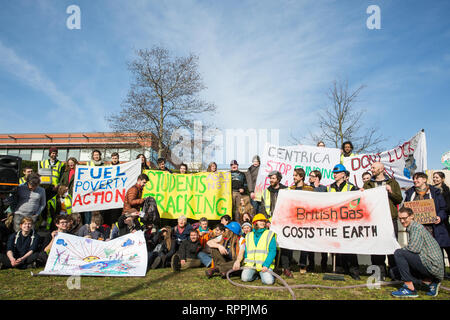 Windsor, Regno Unito. Il 22 febbraio, 2019. Intorno 60 attivisti da recuperare la potenza e la Povertà di combustibile azione impostare un finto fracking sito durante un family-friendly protesta al di fuori della sede di Centrica per invitare il governo britannico energia multinazionali e società di servizi a cessare il suo sostegno per le operazioni di fracking attraverso la sua partnership con shale gas company Cuadrilla risorse. Credito: Mark Kerrison/Alamy Live News Foto Stock