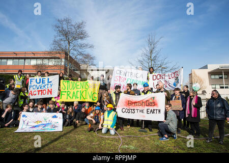 Windsor, Regno Unito. Il 22 febbraio, 2019. Intorno 60 attivisti da recuperare la potenza e la Povertà di combustibile azione impostare un finto fracking sito durante un family-friendly protesta al di fuori della sede di Centrica per invitare il governo britannico energia multinazionali e società di servizi a cessare il suo sostegno per le operazioni di fracking attraverso la sua partnership con shale gas company Cuadrilla risorse. Credito: Mark Kerrison/Alamy Live News Foto Stock