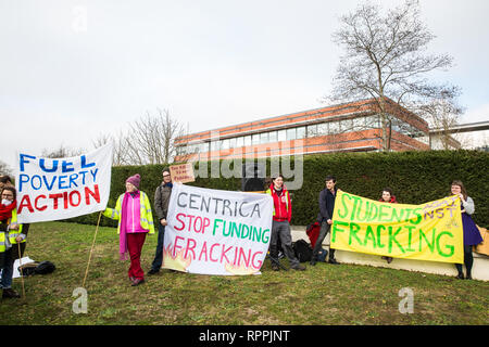 Windsor, Regno Unito. Il 22 febbraio, 2019. Intorno 60 attivisti da recuperare la potenza e la Povertà di combustibile azione impostare un finto fracking sito durante un family-friendly protesta al di fuori della sede di Centrica per invitare il governo britannico energia multinazionali e società di servizi a cessare il suo sostegno per le operazioni di fracking attraverso la sua partnership con shale gas company Cuadrilla risorse. Credito: Mark Kerrison/Alamy Live News Foto Stock