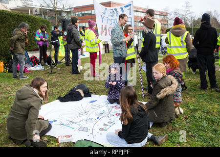 Windsor, Regno Unito. Il 22 febbraio, 2019. Intorno 60 attivisti da recuperare la potenza e la Povertà di combustibile azione impostare un finto fracking sito durante un family-friendly protesta al di fuori della sede di Centrica per invitare il governo britannico energia multinazionali e società di servizi a cessare il suo sostegno per le operazioni di fracking attraverso la sua partnership con shale gas company Cuadrilla risorse. Credito: Mark Kerrison/Alamy Live News Foto Stock