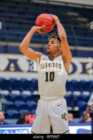 Edmond, OK, Stati Uniti d'America. Il 21 febbraio, 2019. University of Central Oklahoma avanti Adarius Avery (10) tenta un colpo durante una partita di basket tra il Fort Hays membro tigri e il Central Oklahoma Bronchos al campo di Hamilton House di Edmond, OK. Siegel grigio/CSM/Alamy Live News Foto Stock