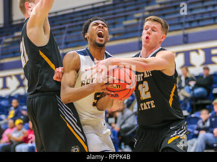 Edmond, OK, Stati Uniti d'America. Il 21 febbraio, 2019. University of Central Oklahoma Guardia Hemphill Jordan (5) e Fort Hays Guardia di stato Trey O'Neil (12) battaglia per la palla durante una partita di basket tra il Fort Hays membro tigri e il Central Oklahoma Bronchos al campo di Hamilton House di Edmond, OK. Siegel grigio/CSM/Alamy Live News Foto Stock