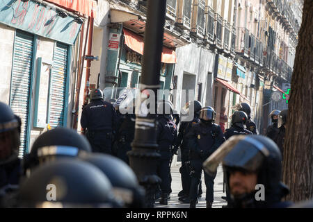 Madrid, Spagna. Il 22 febbraio, 2019. La polizia visto cercando di entrare in un edificio forzando la porta aperta durante lo sfratto.quattro famiglie hanno dovuto lasciare le loro case si trova in 11 Argumosa Street a Madrid perché non possono permettersi il canone di affitto che era aumentato del 300%. Le forze di polizia nazionali applicate lo sfratto ordini nonostante la pressione esercitata dagli attivisti che si erano riuniti lì. Credito: Gesù Hellin/SOPA Immagini/ZUMA filo/Alamy Live News Foto Stock