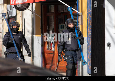 Madrid, Spagna. Il 22 febbraio, 2019. La polizia ha visto con travi di contenimento durante lo sfratto.quattro famiglie hanno dovuto lasciare le loro case si trova in 11 Argumosa Street a Madrid perché non possono permettersi il canone di affitto che era aumentato del 300%. Le forze di polizia nazionali applicate lo sfratto ordini nonostante la pressione esercitata dagli attivisti che si erano riuniti lì. Credito: Gesù Hellin/SOPA Immagini/ZUMA filo/Alamy Live News Foto Stock