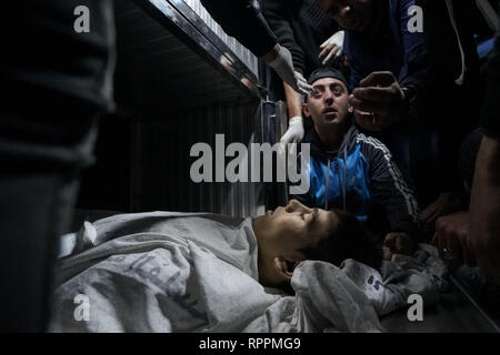 La striscia di Gaza, la Palestina. Il 22 febbraio, 2019. (Nota del redattore: immagine raffigura la morte).Yousef Daya corpo visto presso un ospedale mortuaria.addio di Yousef Daya, martirizzato durante gli scontri sul confine orientale di Gaza City. Credito: Mohamed Zarandah SOPA/images/ZUMA filo/Alamy Live News Foto Stock