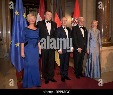 22 febbraio 2019, Germania (tedesco), Hamburg: Raimonds Vejonis (secondo da sinistra), Presidente della Lettonia, sua moglie Iveta Vejone (l) Peter Tschentscher (SPD, M), Amburgo del Primo Sindaco, sua moglie Eva-Maria (r) e Presidente federale Frank-Walter Steinmeier (secondo da destra) Venite alla tradizionale Matthiae-Mahl del Senato di Amburgo nel municipio. Foto: Axel Heimken/dpa Foto Stock