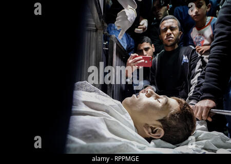 La striscia di Gaza, la Palestina. Il 22 febbraio, 2019. (Nota del redattore: immagine raffigura la morte).Yousef Daya corpo visto presso un ospedale mortuaria.addio di Yousef Daya, martirizzato durante gli scontri sul confine orientale di Gaza City. Credito: Mohamed Zarandah SOPA/images/ZUMA filo/Alamy Live News Foto Stock